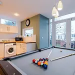 Spacious Escape On - Parking - Garden Holiday home