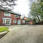 Detached House In Prestwich Sleeps 10 With Parking * 曼彻斯特