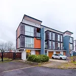 Spacious Escape On - Parking - Garden Holiday home