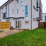 Spacious Escape On - Parking - Garden Holiday home Manchester