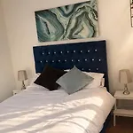 Modern 2 Bedroom In Centre With Free Wifi Lejlighed *
