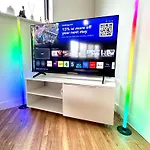 Lux High-rise Two Bed-balcony With Waterside View Manchester