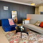 Boutique Centre Apartment, Balcony, Parking Daire