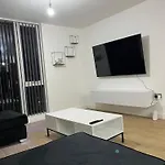 Balcony View Deluxe 2 Bed Ao Arena & Victoria Stn