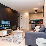 Daire Stylish 2bed Balcony & View Centre *