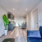 View - 1 Minute To Transport Links - Sleeps 3 *