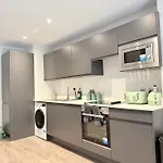 2 Bedroom In Centre アパート *