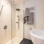 Stylish & Modern 3br - Garden, Parking & Ps5 Appartement *