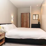 Daire Stylish 2bed Balcony & View Centre *