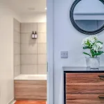 View - 1 Minute To Transport Links - Sleeps 3 *