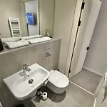 Boutique Centre Apartment, Balcony, Parking Daire