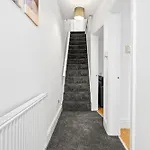 Comfortable 4 Bed - Free Parking & Fast Wifi *