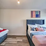 View - 1 Minute To Transport Links - Sleeps 3 Appartement