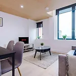 شقة Modern Spacious Sleeps 5 Free High-speed Wi-fi مانشستر