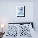 Modern Spacious Sleeps 5 Free High-speed Wi-fi Apartment Manchester