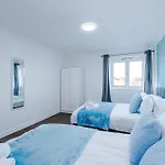 New Spacious House, Pool Table, Driveway Parking And Ps4 Holiday home *