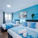 New Spacious House, Pool Table, Driveway Parking And Ps4 Holiday home