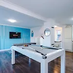 New Spacious House, Pool Table, Driveway Parking And Ps4 Holiday home