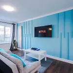 New Spacious House, Pool Table, Driveway Parking And Ps4 Holiday home