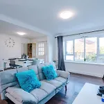 New Spacious House, Pool Table, Driveway Parking And Ps4 Holiday home