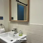 Stylish Interior Cosy Haven - On-street Parking Nyaraló