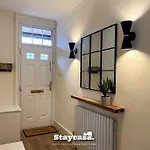 Stylish Interior Cosy Haven - On-street Parking Nyaraló *