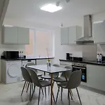 Spacious 5br House Near Centre Tatil Evi