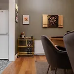 بيت للعطل 2br Cozy Retreat - Pool Table - Wifi - Sleeps 7