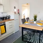 Σπίτι διακοπών Spacious 3br - Nr Clifton Train Station 510min Walk - Garden Free Parking