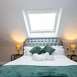 Stunning Family With Hot Tub In Worsley * マンチェスター