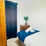 度假居 Stylish 4 Bedrome House - Free Parking *