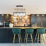Stunning Family With Hot Tub In Worsley 別荘