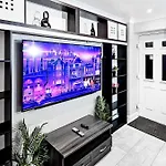 Daire Deluxe 4-bed Near Etihad Stadium & C0-0p Arena, Sleeps 9 *