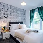 Salford 4 Bed House - Free Parking - Sleeps 7 Appartement