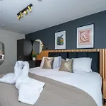Luxury Waterfront 2br - Free Gym Access & Parking Lejlighed *
