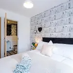 Salford 4 Bed House - Free Parking - Sleeps 7 Appartement *