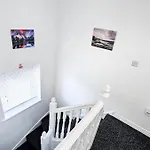 Deluxe 4-bed Near Etihad Stadium & C0-0p Arena, Sleeps 9 Daire *