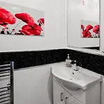 Daire Deluxe 4-bed Near Etihad Stadium & C0-0p Arena, Sleeps 9 *