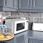 Daire Deluxe 4-bed Near Etihad Stadium & C0-0p Arena, Sleeps 9