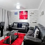 Daire Deluxe 4-bed Near Etihad Stadium & C0-0p Arena, Sleeps 9