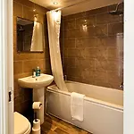 Deluxe 4-bed Near Etihad Stadium & C0-0p Arena, Sleeps 9 * Manchester