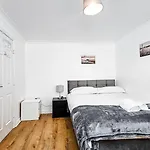 Daire Deluxe 4-bed Near Etihad Stadium & C0-0p Arena, Sleeps 9 Manchester