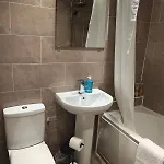 Deluxe 4-bed Near Etihad Stadium & C0-0p Arena, Sleeps 9 *