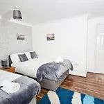 Daire Deluxe 4-bed Near Etihad Stadium & C0-0p Arena, Sleeps 9