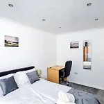Deluxe 4-bed Near Etihad Stadium & C0-0p Arena, Sleeps 9 Daire