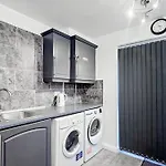 Deluxe 4-bed Near Etihad Stadium & C0-0p Arena, Sleeps 9 Daire Manchester