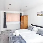 Daire Deluxe 4-bed Near Etihad Stadium & C0-0p Arena, Sleeps 9 *