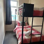Апартаменты The Hive 2-bed With Kitchen And Private Bathroom In Lively Monton Village - Sleeps 4 - Free Wifi - Parking Nearby *