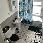 The Hive 2-bed With Kitchen And Private Bathroom In Lively Monton Village - Sleeps 4 - Free Wifi - Parking Nearby Апартаменты Манчестер