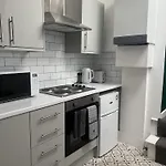 The Hive 2-bed With Kitchen And Private Bathroom In Lively Monton Village - Sleeps 4 - Free Wifi - Parking Nearby Апартаменты